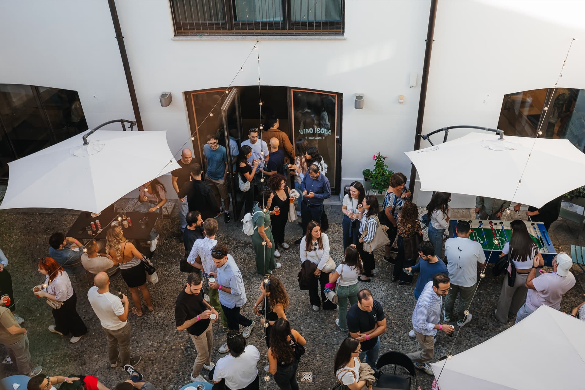 Vista dall'alto di un evento affollato nella corte di WAO Isola